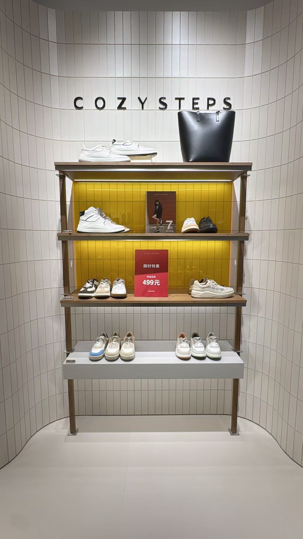 店铺干净整洁,鞋子陈列分明,款式新颖独特