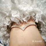 戴着戴着就看中了这个镯子，满钻的镶嵌，特别亮