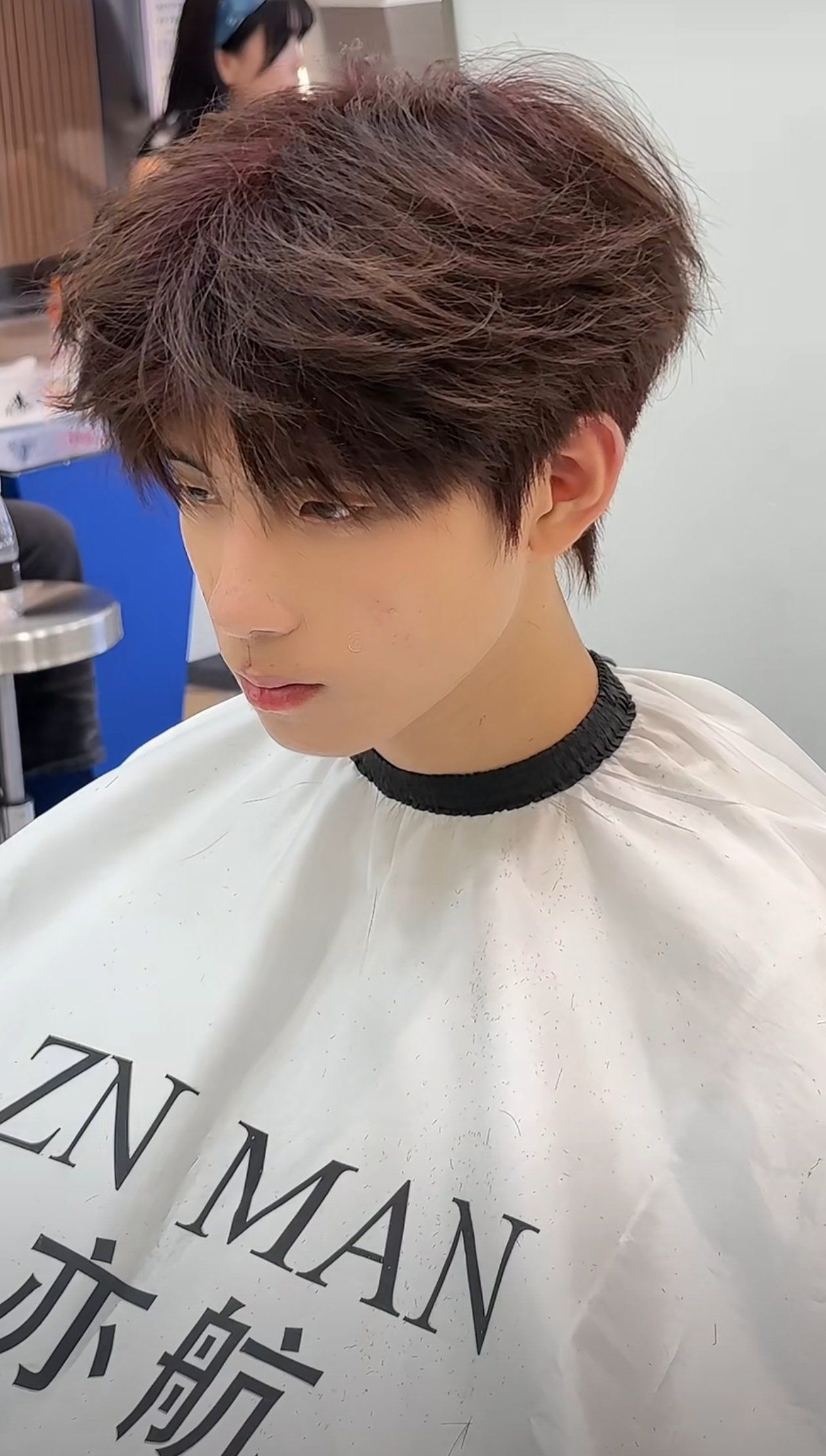 这款发型采用了短发设计发梢略微卷曲潮流发型