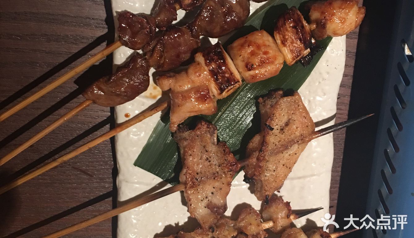 金枪鱼沙拉：很一般，胜在量还可以 什锦鸡肉烤串
