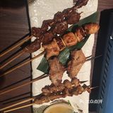 金枪鱼沙拉：很一般，胜在量还可以 什锦鸡肉烤串