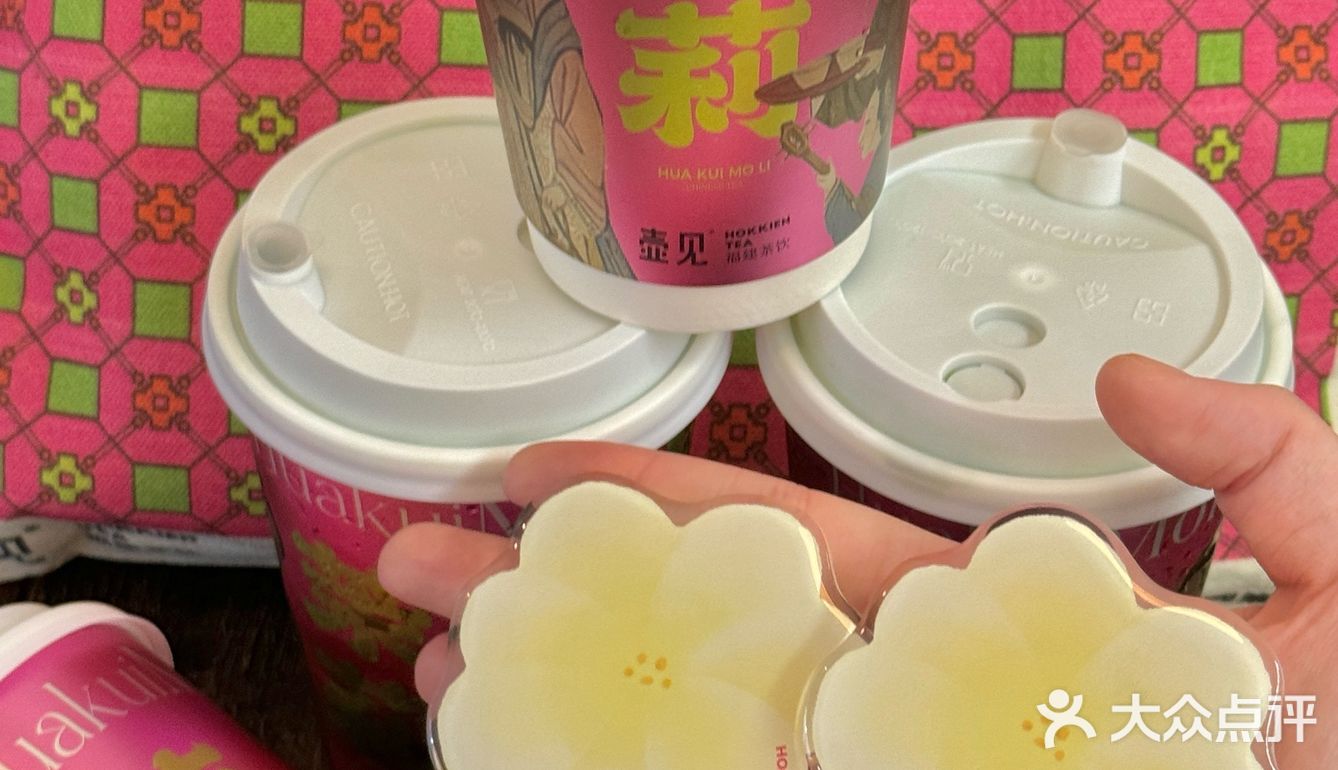 喝奶茶居然还有送周边真的很会抓女孩子的心