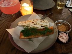 烟熏三文鱼配烤饺子皮和芥末籽酱-BOR Eatery(安福路店)