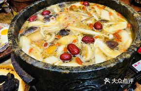 Motedo Stone Pot Chicken with Matsutake Mushroom