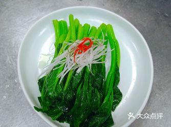 白灼菜心是一道传统的中国菜肴，通常是将新鲜的菜心放入