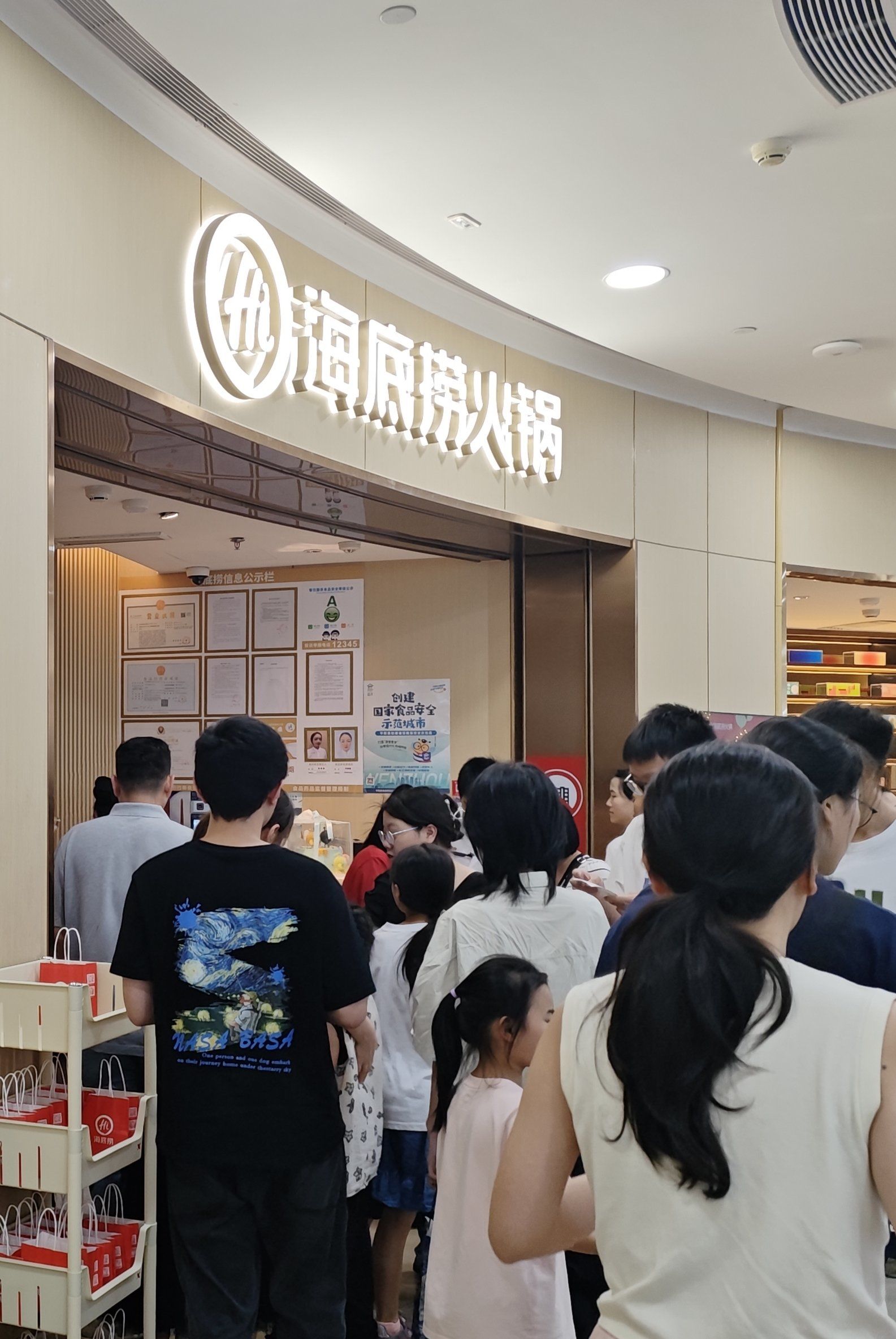 n#没有什么是一顿火锅解决不了 #0元玩转这座城 #海底捞火锅