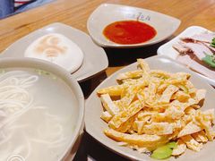 -亮亮面馆(经六路店)