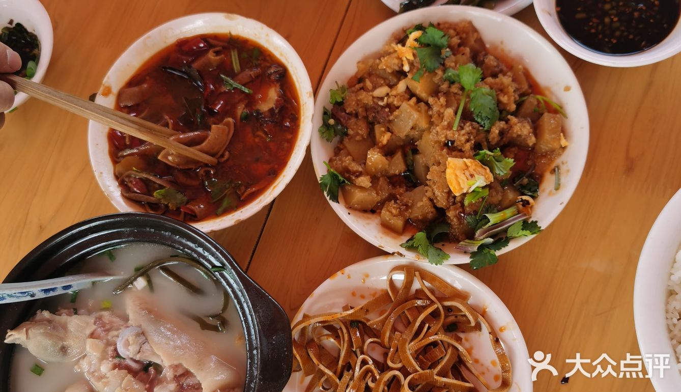 两店是邻居。猪蹄：做得稀巴烂，很不错，只是沾碟不辣