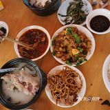 两店是邻居。猪蹄：做得稀巴烂，很不错，只是沾碟不辣