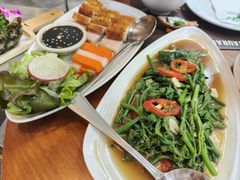 -Chom Cafe and Restaurant