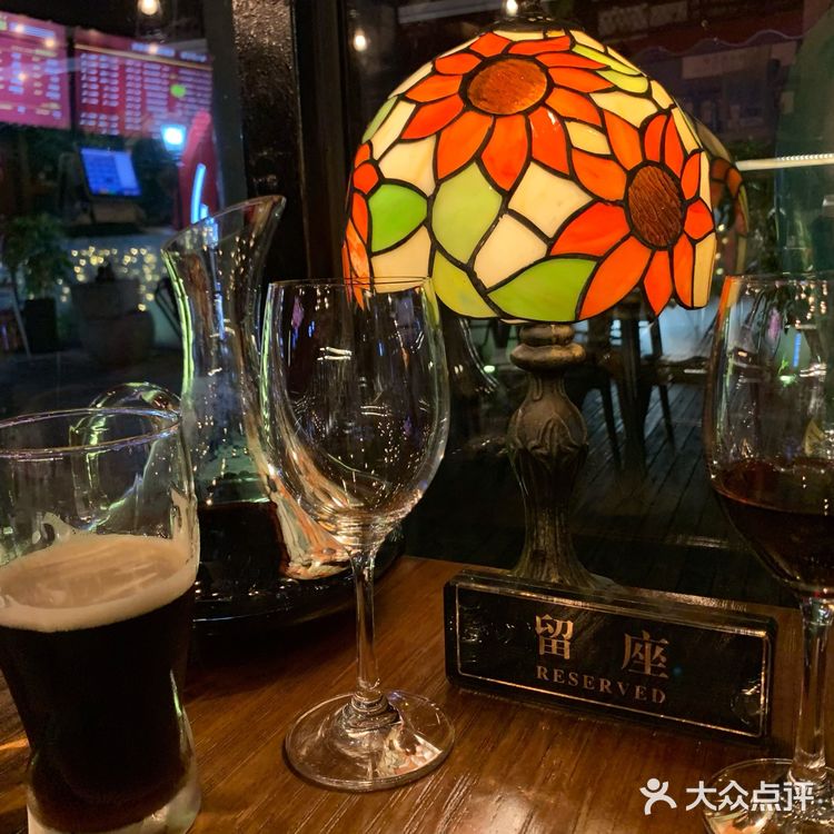 酒吧太吵？酒好喝的地方食物却不行