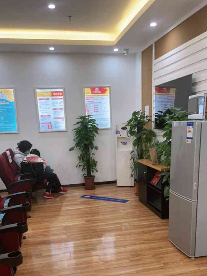 学而思培优(金湘路校区)-"整个校区没几个人,前台一直在玩手机,干什.