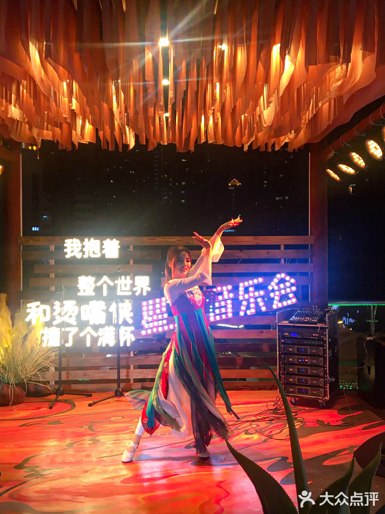 来十八梯一定要吃啊，天台音乐烤肉香迷糊了！