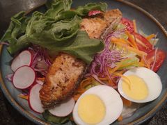 炙烤三文鱼蔬菜沙拉-新鲜誌·新派食集(万象天地店)