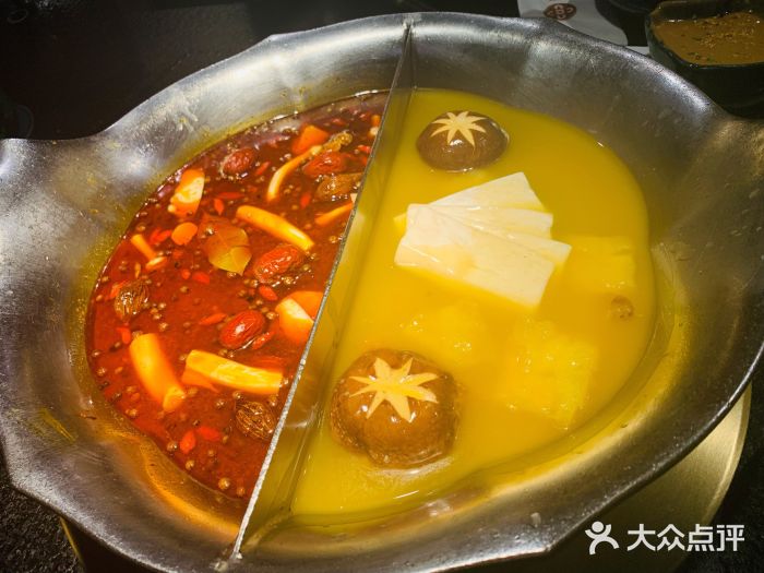 湊湊火锅·茶憩(世博大道店)台式麻辣花胶鸡鸳鸯锅图片