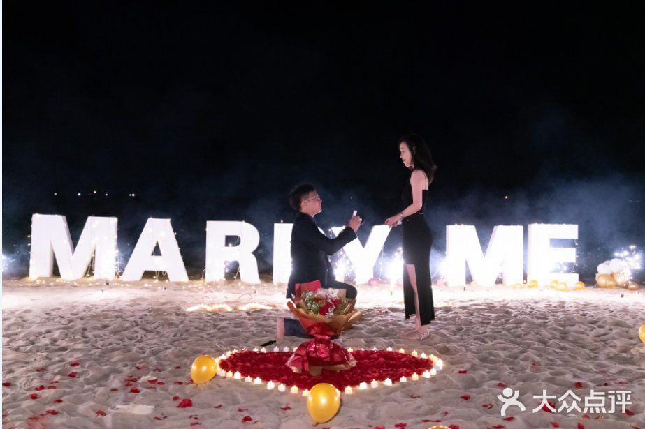 三亚沙滩浪漫求婚布置