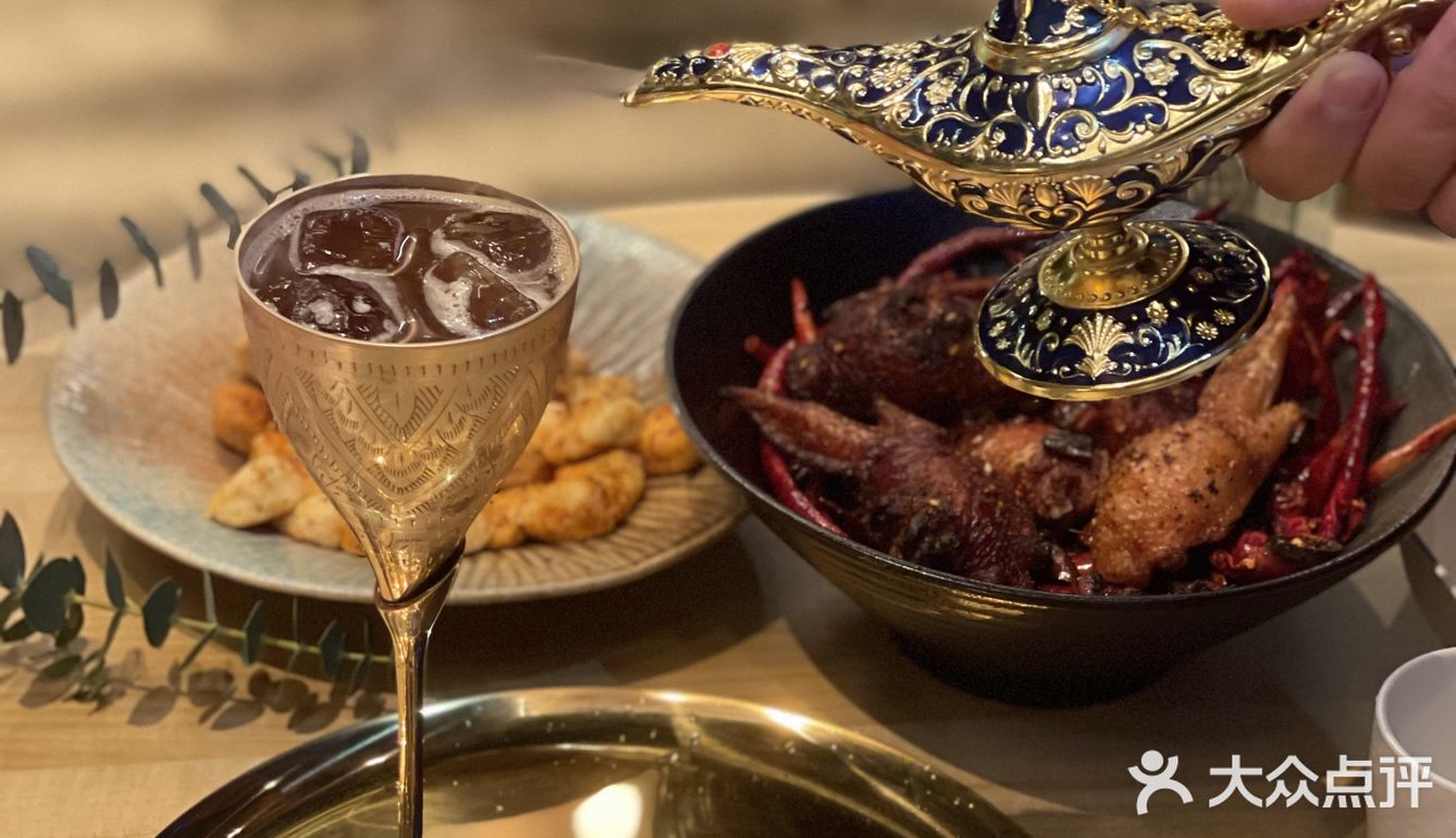 新粮仓的人气酒馆，圣诞节还有假面舞会哎！