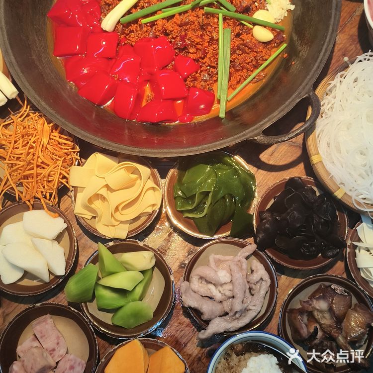 🍲 80年代怀旧风火锅！老物件+吊灯，超有代入感！🌟