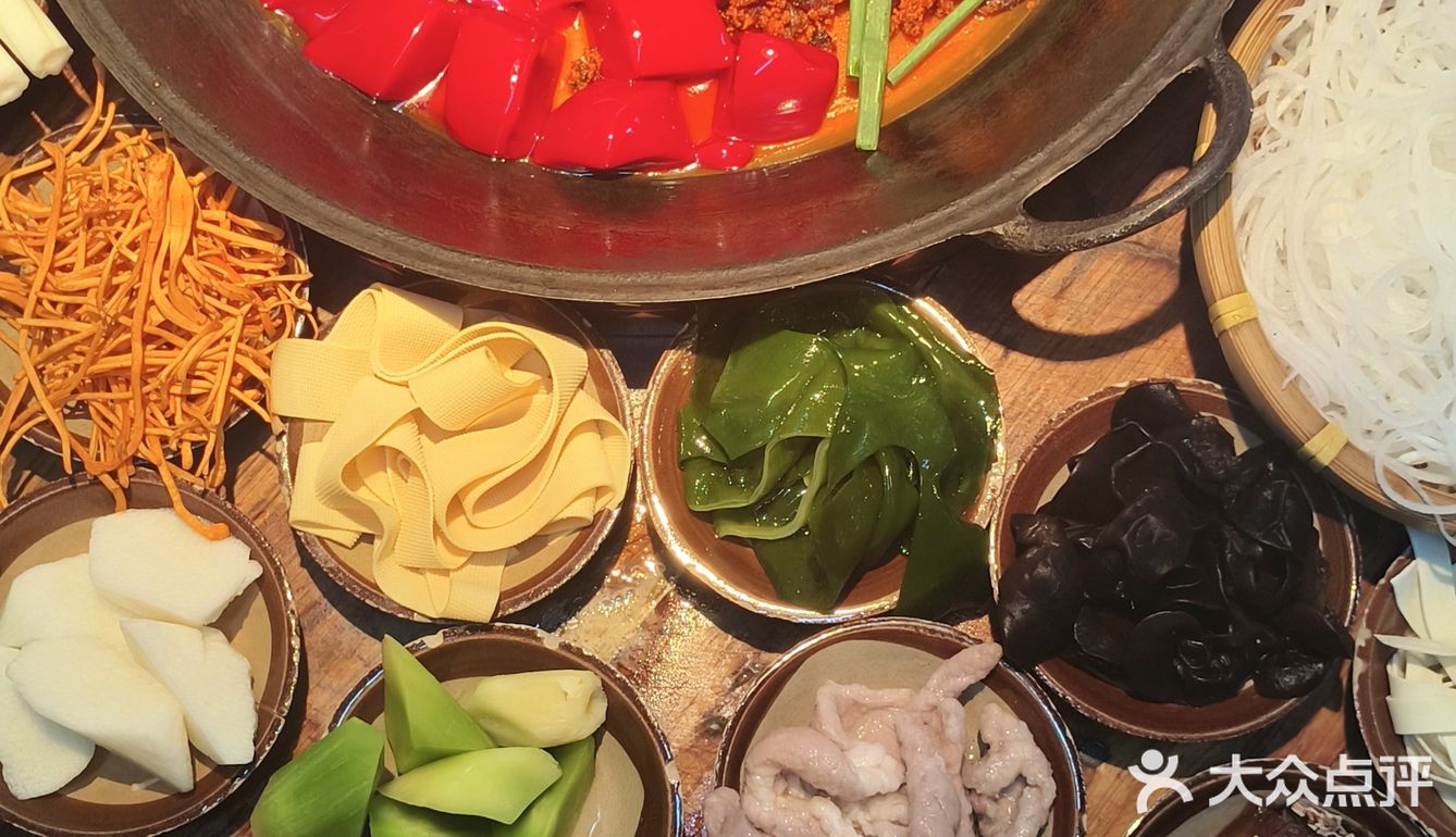 🍲 80年代怀旧风火锅！老物件+吊灯，超有代入感！🌟