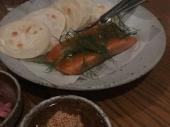 烟熏三文鱼配烤饺子皮和芥末籽酱-BOR Eatery(安福路店)