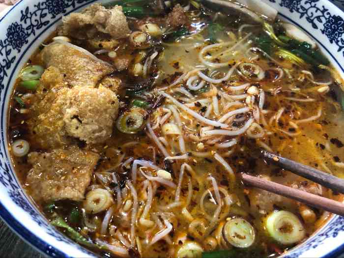 蒙自榴乡菊花过桥米线(蒙自第六分店)-"[薄荷]环境: 这个店比大商汇店