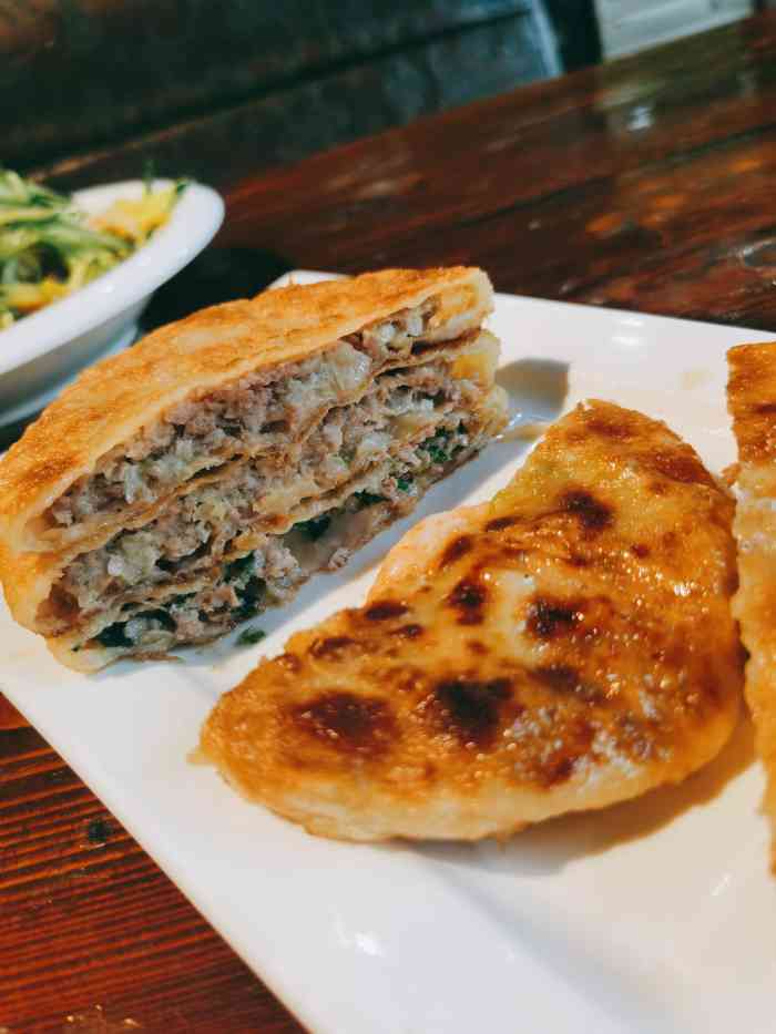 正宗牛庄馅饼(泉园店)-"[服务铃]服务: 服务还行,老板娘很勤快.