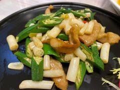 藕尖秋葵炒爽肉-金碧轩粤菜海鲜大酒楼