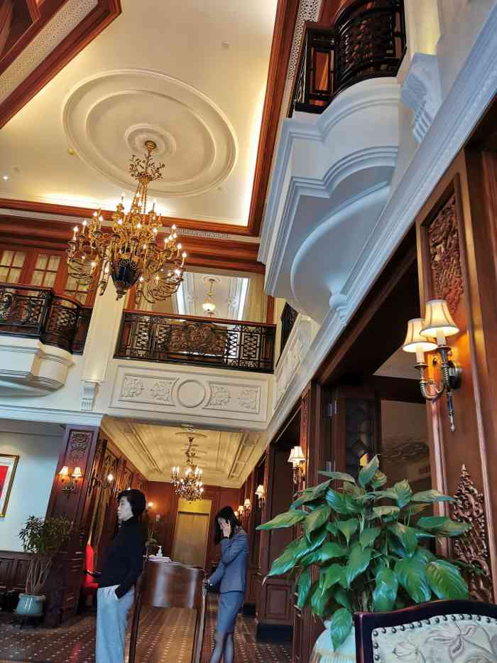 荣城酒家-"长得石榴姐似的大堂经理非得让你点鲍鱼,东.