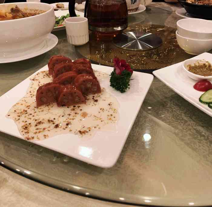 近春园餐厅-"一般般吧 就是里面的装修和菜品有些配不上.