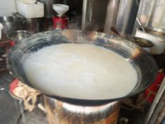 大锅正在煮豆浆-云南大锅豆浆店