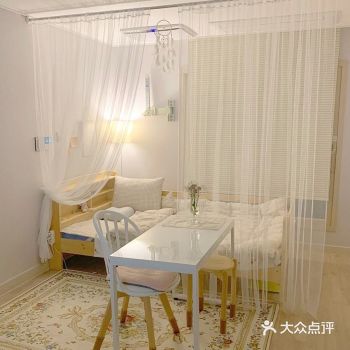 顶上的一排白色桶状射灯，照亮整个空间，带有时尚的艺术