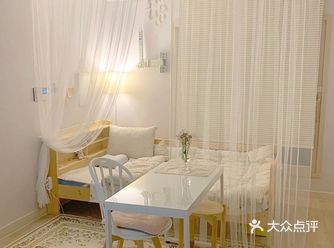 顶上的一排白色桶状射灯，照亮整个空间，带有时尚的艺术