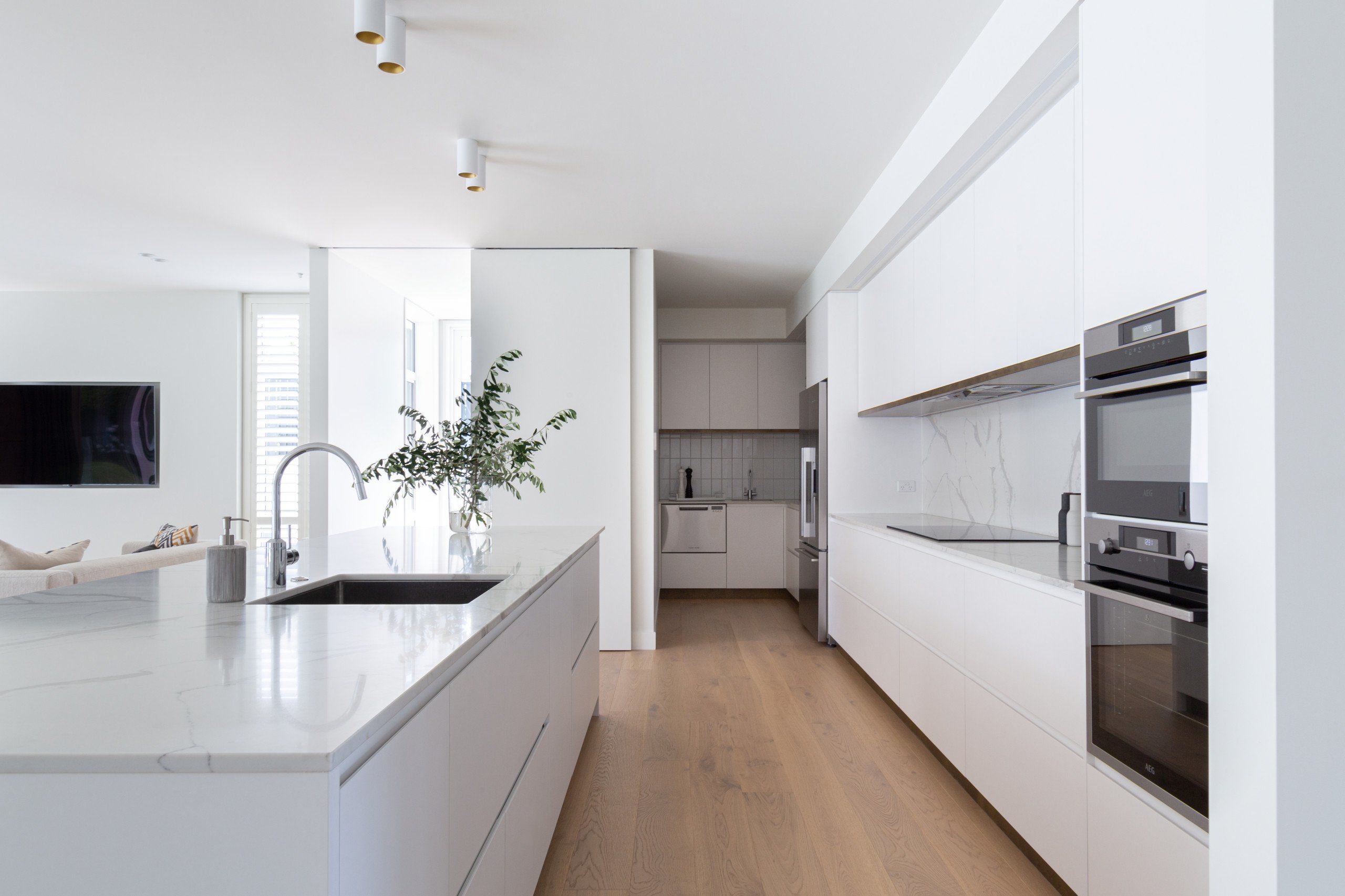 白色系现代简约开放式厨房,清新的设计