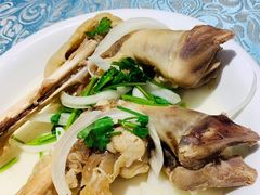 手抓羊蹄-巴扎美食·新疆菜·西域歌舞表演餐厅(新疆大厦店)
