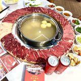 什么玩意❗❗这家火锅店把整头牛搬上餐桌❗