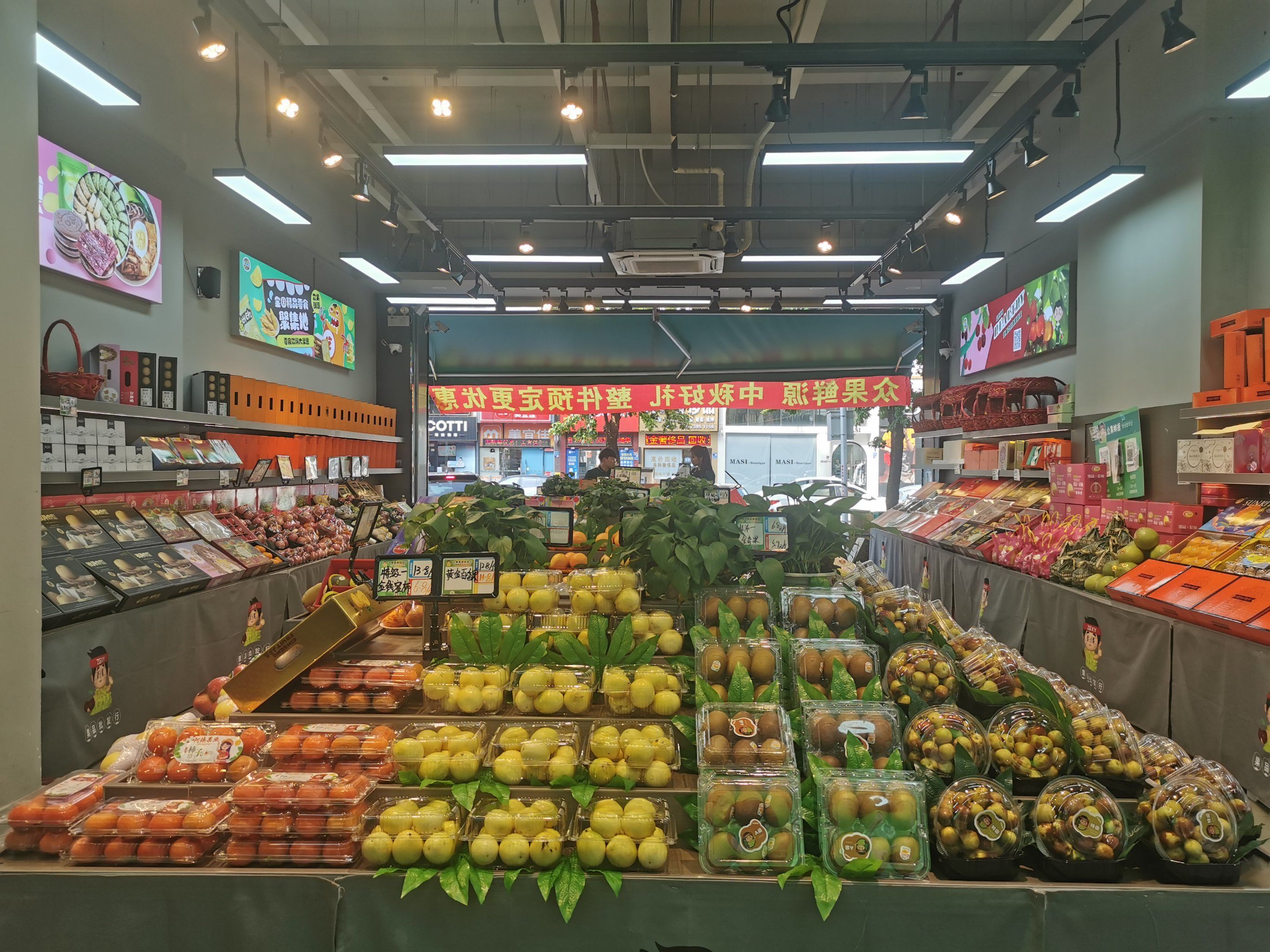 刚好走到南城步行街这边逛街,发现这家新的水果店已经开了有两个多月