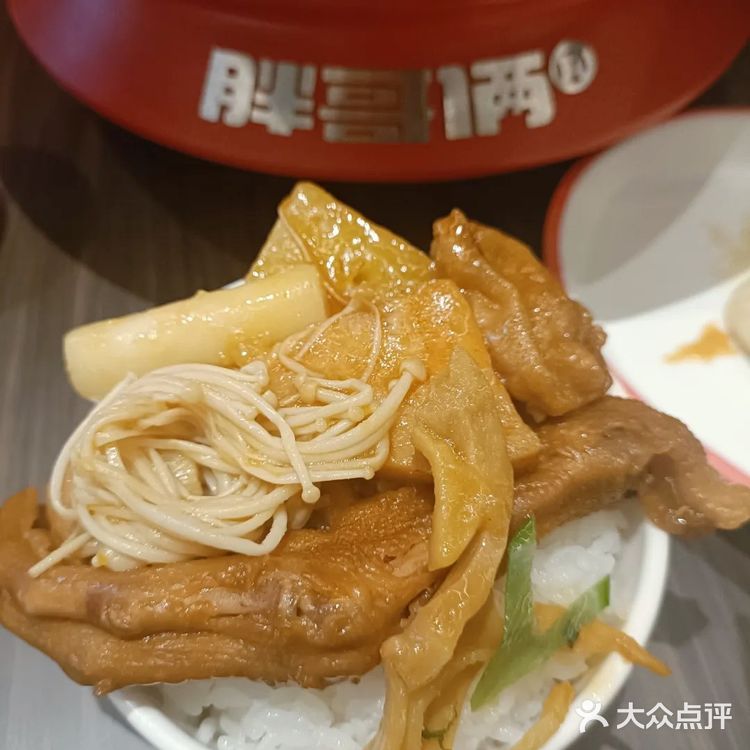 胖哥俩肉蟹煲家上新品啦~鸭掌煲，哇，很软糯脱骨