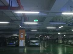 -证大·大拇指广场-地面停车场