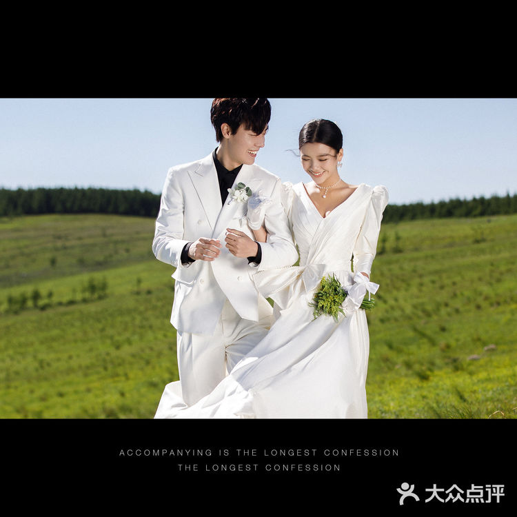 在广袤无垠的草原上来一组绝美婚纱照吧[加油]