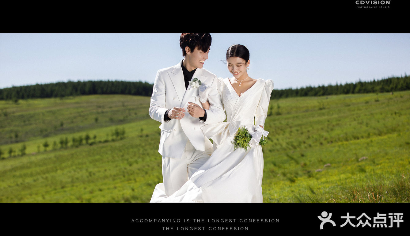 在广袤无垠的草原上来一组绝美婚纱照吧[加油]
