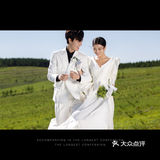 在广袤无垠的草原上来一组绝美婚纱照吧[加油]