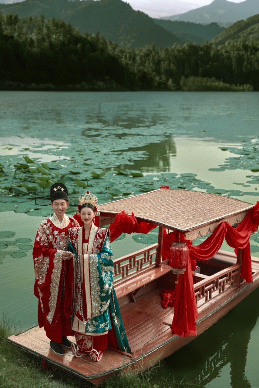 94绿色象征神圣
低嫁着红94高嫁着绿
#中式汉服婚纱照 #宋朝