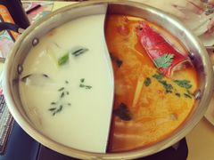 大虾冬阴功汤配椰奶鸡汤鸳鸯锅底-甘尼仕印度餐厅爵士酒吧(阳春巷店)