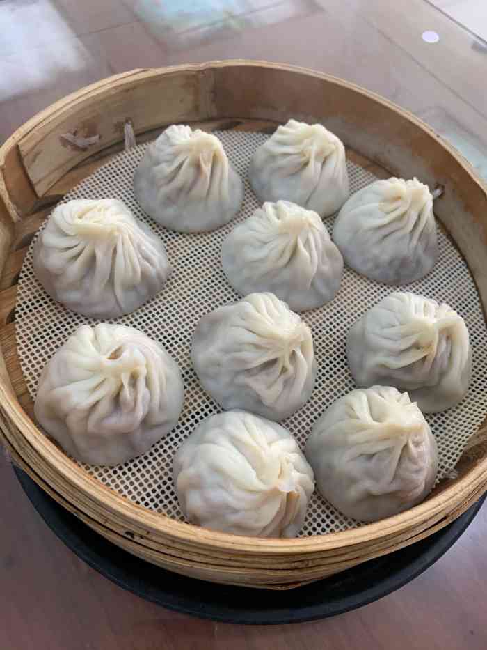 小笼包味道甜甜的,肉汁也多.正宗的无锡口味.