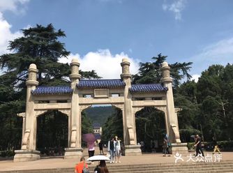 中山陵自1926年春动工，至1929年夏建成