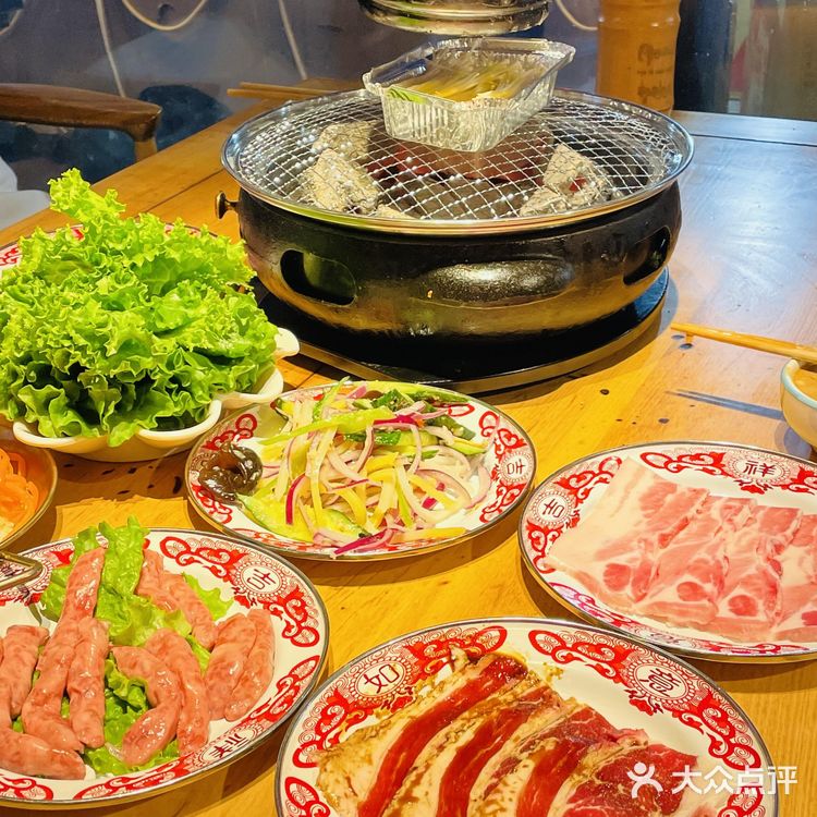 有套餐肉菜都有了，双人套餐才几十块 四荤四素吃得很爽