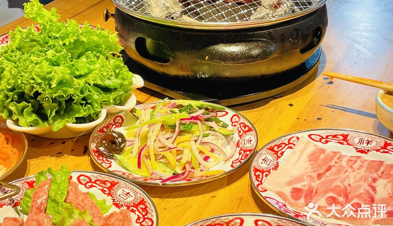 有套餐肉菜都有了，双人套餐才几十块 四荤四素吃得很爽