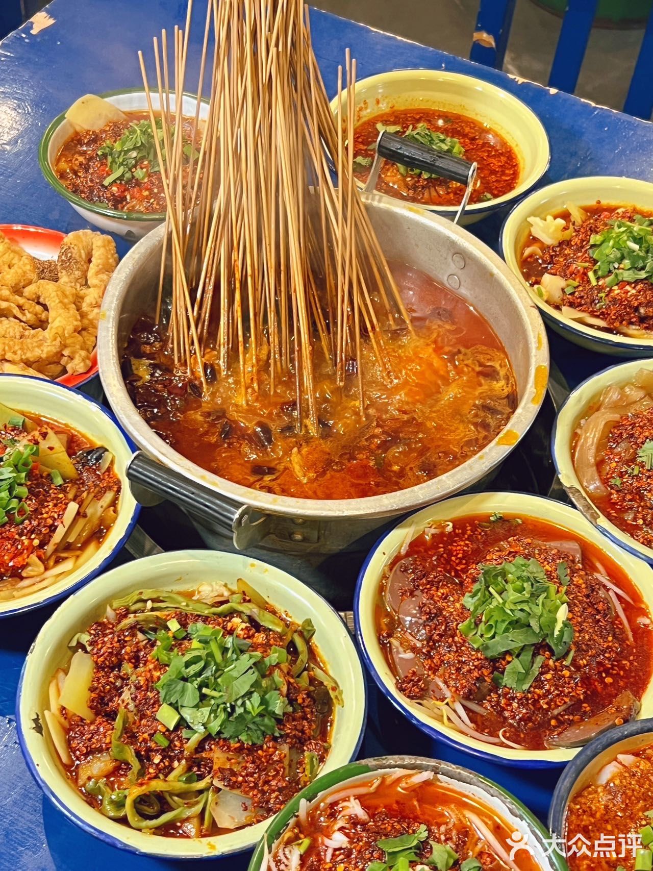 马路边边 | 一口回到小时候的串串香