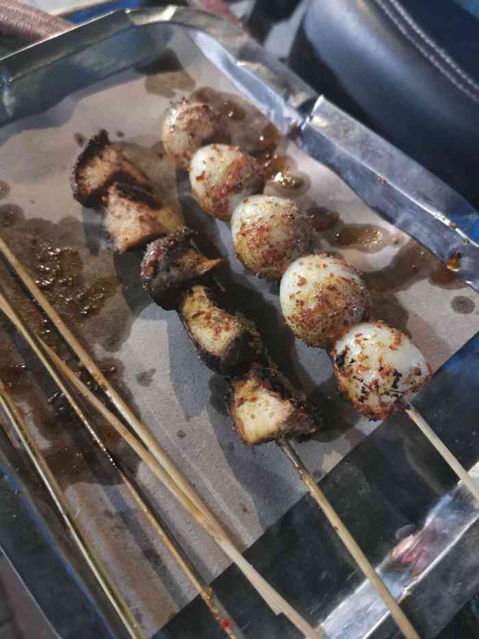 小两口烤串-"在秦淮炸串隔壁的一家烤串店,看点评上面推.
