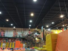 -极限Jump蹦床·新潮玩运动世界·室内乐园·团建·派对中心